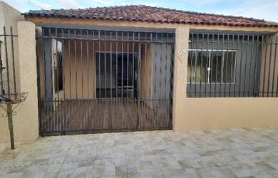 Imagem: A casa possui 2 Dormitórios, 1 Banheiro, 1 Vaga na garagem