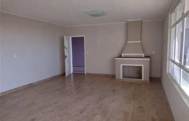 Imagem: A casa possui 3 Dormitórios, 3 Banheiros, 3 Vagas na garagem