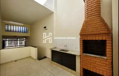 Imagem: A casa possui 3 Dormitórios, 3 Banheiros, 3 Vagas na garagem