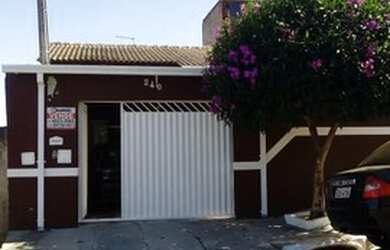 Imagem: A casa possui 4 Dormitórios, 2 Banheiros, 2 Vagas na garagem