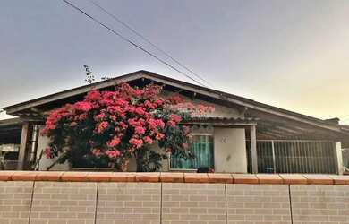 Imagem: A casa possui 3 Dormitórios, 2 Banheiros, 2 Vagas na garagem