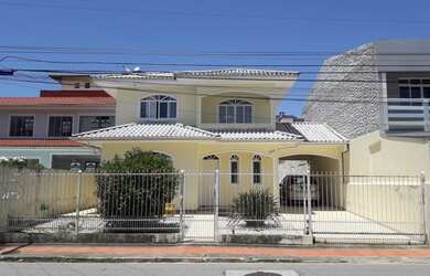 Imagem: A casa possui 2 Dormitórios, 1 Banheiro, 2 Vagas na garagem