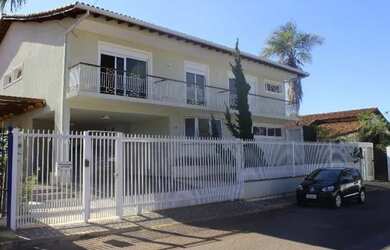 Imagem: A casa possui 4 Dormitórios, 5 Banheiros, 4 Vagas na garagem