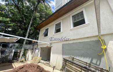 Imagem: A casa possui 4 Dormitórios, 1 Banheiro, 4 Vagas na garagem