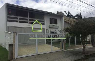 Imagem: A casa possui 4 Dormitórios, 3 Banheiros, 4 Vagas na garagem