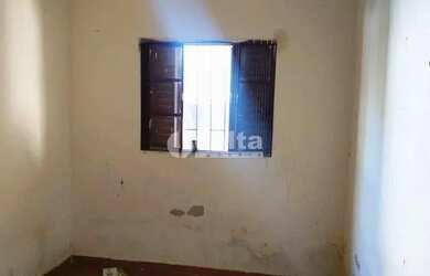 Imagem: A casa possui 3 Dormitórios, 1 Banheiro, 1 Vaga na garagem