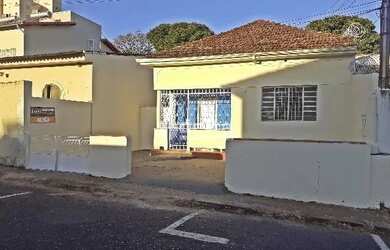 Imagem: A casa possui 3 Dormitórios, 1 Banheiro, 1 Vaga na garagem