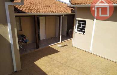 Imagem: A casa possui 2 Dormitórios, 3 Banheiros, 4 Vagas na garagem