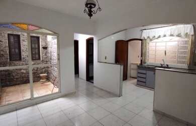 Imagem: A casa possui 3 Dormitórios, 2 Banheiros, 2 Vagas na garagem