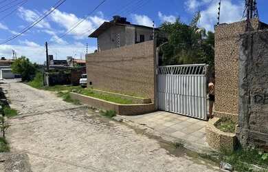 Imagem: A casa possui 2 Dormitórios, 1 Banheiro, 3 Vagas na garagem