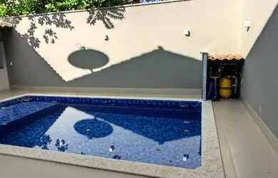 Imagem: A casa possui 4 Dormitórios, 3 Banheiros, 2 Vagas na garagem