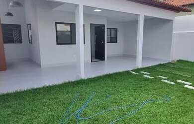 Imagem: A casa possui 3 Dormitórios, 2 Banheiros, 2 Vagas na garagem