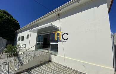 Imagem: O depósito possui 2 Vagas na garagem, 300m² de Área e está