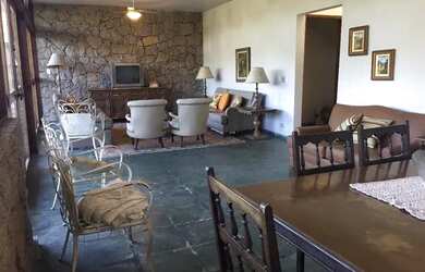 Imagem: A casa possui 5 Dormitórios, 4 Banheiros, 5 Vagas na garagem