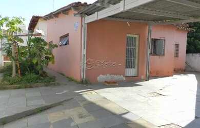 Imagem: A casa possui 3 Dormitórios, 1 Banheiro, 2 Vagas na garagem