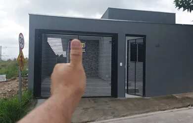 Imagem: A casa possui 3 Dormitórios, 2 Banheiros, 150m² de Área e