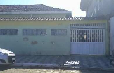 Imagem: A casa possui 2 Dormitórios, 1 Banheiro, 2 Vagas na garagem