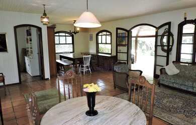 Imagem: A casa possui 3 Dormitórios, 3 Banheiros, 4 Vagas na garagem