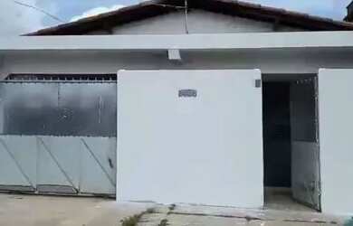 Imagem: A casa possui 3 Dormitórios, 1 Banheiro, 1 Vaga na garagem