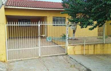 Imagem: A casa possui 4 Dormitórios, 2 Banheiros e 105m² de Área