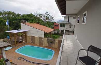 Imagem: A casa possui 3 Dormitórios, 3 Banheiros, 2 Vagas na garagem