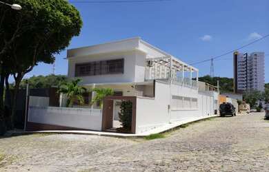 Imagem: A casa possui 4 Dormitórios, 5 Banheiros, 294m² de Área e