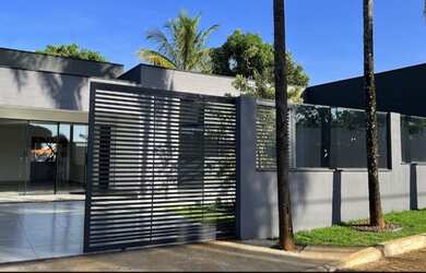 Imagem: A casa em condomínio possui 5 Dormitórios, 4 Banheiros, 3