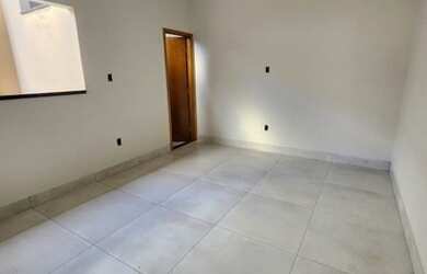 Imagem: A casa possui 2 Dormitórios, 1 Banheiro, 2 Vagas na garagem