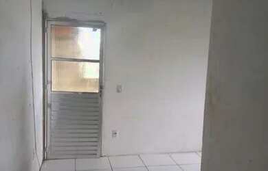 Imagem: A casa possui 2 Dormitórios, 1 Banheiro e está localizado