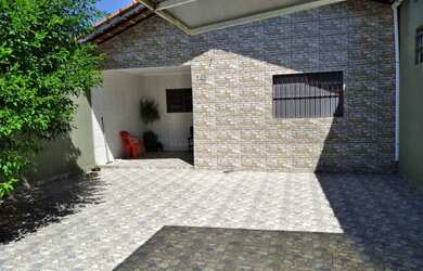 Imagem: A casa possui 3 Dormitórios, 2 Banheiros, 4 Vagas na garagem