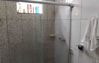 Imagem: A casa possui 3 Dormitórios, 2 Banheiros, 2 Vagas na garagem