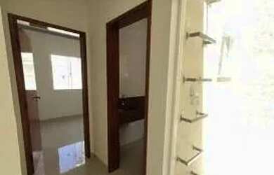 Imagem: A casa possui 2 Dormitórios, 1 Banheiro, 2 Vagas na garagem