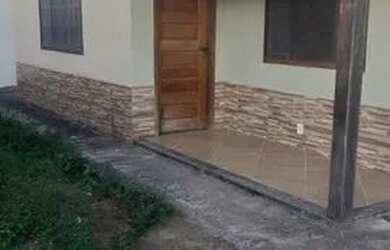 Imagem: A casa possui 2 Dormitórios, 1 Banheiro, 2 Vagas na garagem