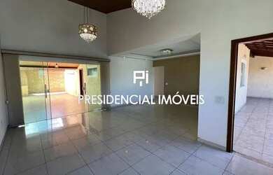 Imagem: A casa possui 3 Dormitórios, 2 Banheiros, 1 Vaga na garagem