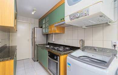 Imagem: O apartamento possui 2 Dormitórios, 1 Banheiro, 1 Vaga na garagem