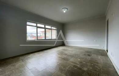 Imagem: A casa possui 3 Dormitórios, 1 Banheiro, 3 Vagas na garagem