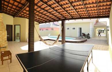 Imagem: A casa possui 3 Dormitórios, 3 Banheiros, 4 Vagas na garagem