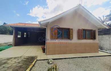 Imagem: A casa possui 3 Dormitórios, 2 Banheiros, 1 Vaga na garagem