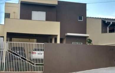 Imagem: A casa possui 3 Dormitórios, 1 Banheiro, 2 Vagas na garagem