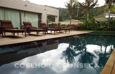 Imagem: A casa em condomínio e possui 5 Dormitórios, Suítes, 5 Banheiros