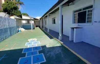 Imagem: A casa possui 2 Dormitórios, 3 Banheiros, 5 Vagas na garagem