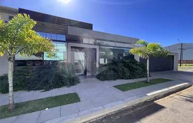 Imagem: A casa possui 3 Dormitórios, 3 Banheiros, 3 Vagas na garagem