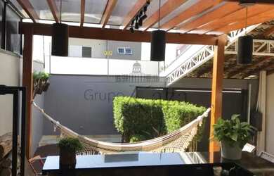 Imagem: A casa possui 3 Dormitórios, 3 Banheiros, 2 Vagas na garagem