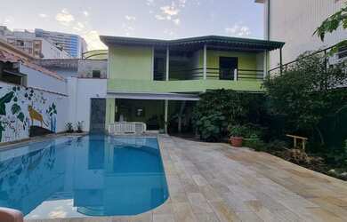 Imagem: A casa possui 3 Dormitórios, 5 Banheiros, 3 Vagas na garagem