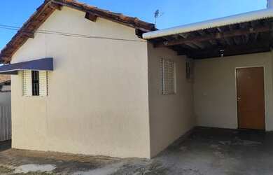 Imagem: A casa possui 3 Dormitórios, 1 Banheiro, 1 Vaga na garagem