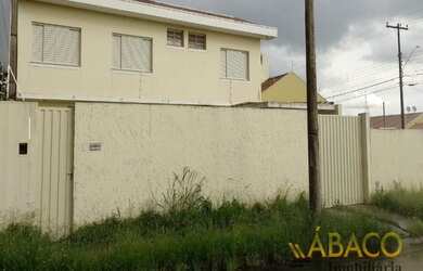 Imagem: A casa possui 3 Dormitórios, 2 Banheiros, 1 Vaga na garagem