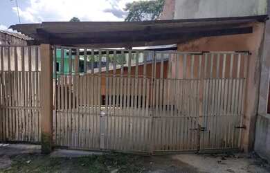 Imagem: A casa possui 3 Dormitórios, 2 Banheiros, 2 Vagas na garagem