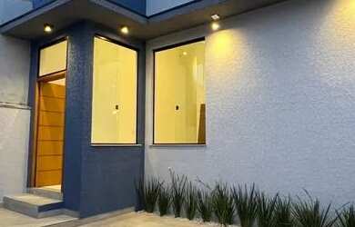 Imagem: A casa possui 3 Dormitórios, 1 Banheiro, 2 Vagas na garagem