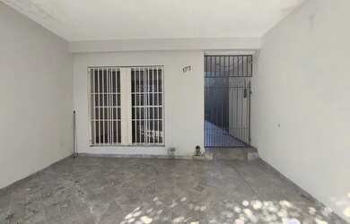 Imagem: A casa possui 2 Dormitórios, 2 Banheiros, 2 Vagas na garagem