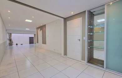 Imagem: A casa possui 2 Dormitórios, 3 Banheiros, 2 Vagas na garagem